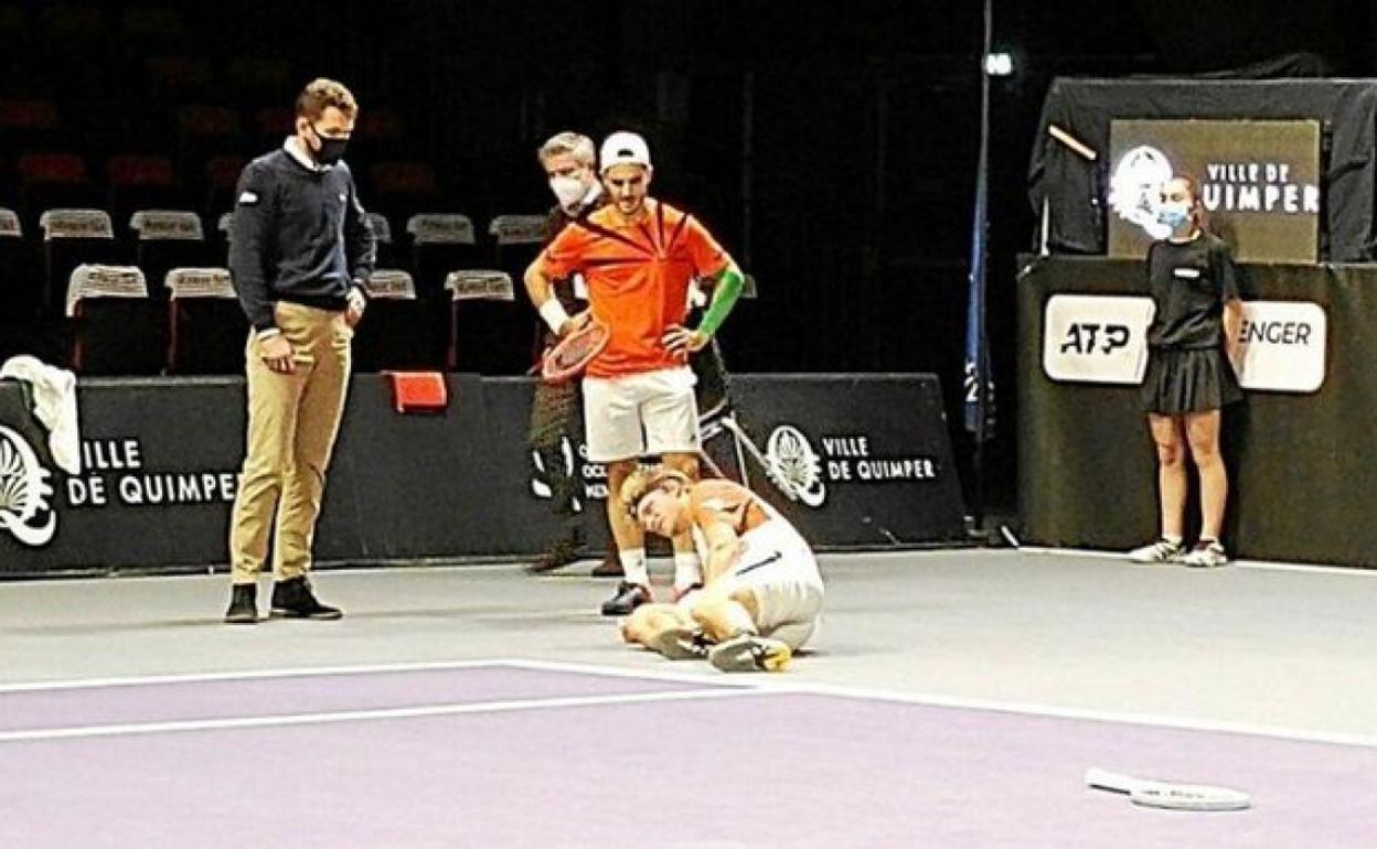 Davidovich, dolido en la pista instantes después de torcerse el tobillo ante la preocupación de Fabbiano y del juez de silla. 