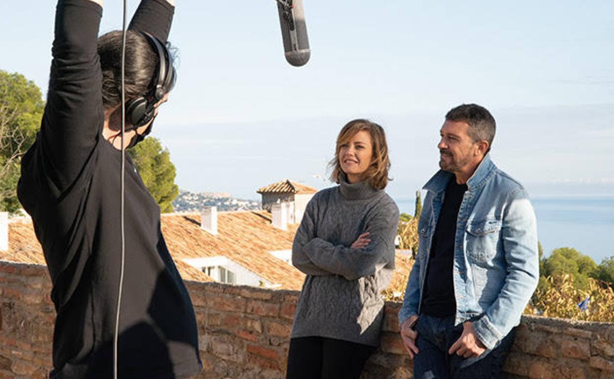 María Casado y Antonio Banderas, junto al pertiguista, en el rodaje en Gibralfaro.