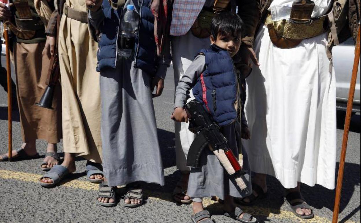 Un niño yemení sostiene un fusil en una concentración en Saná.