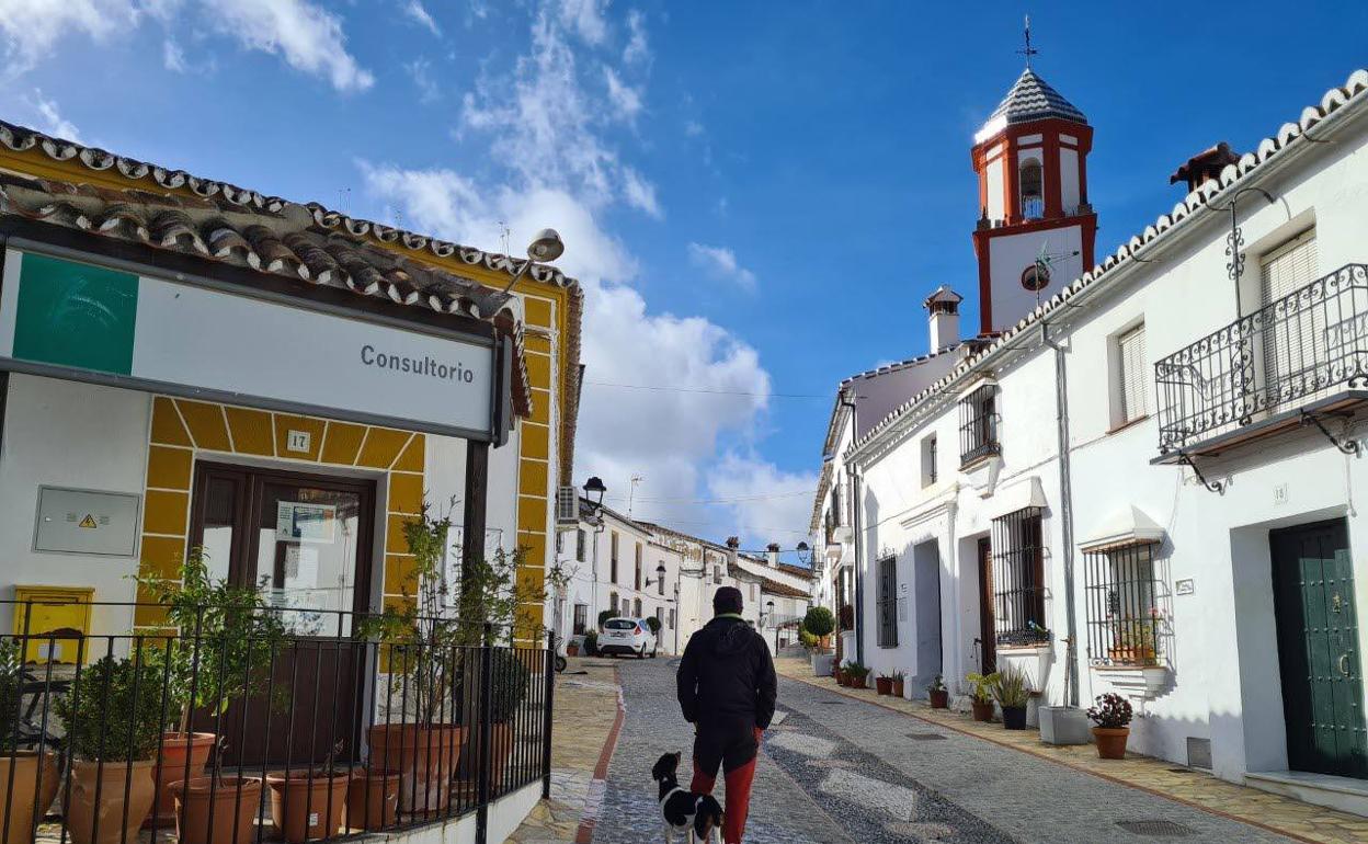 Un vecino pasea por la calle principal de Atajate. 