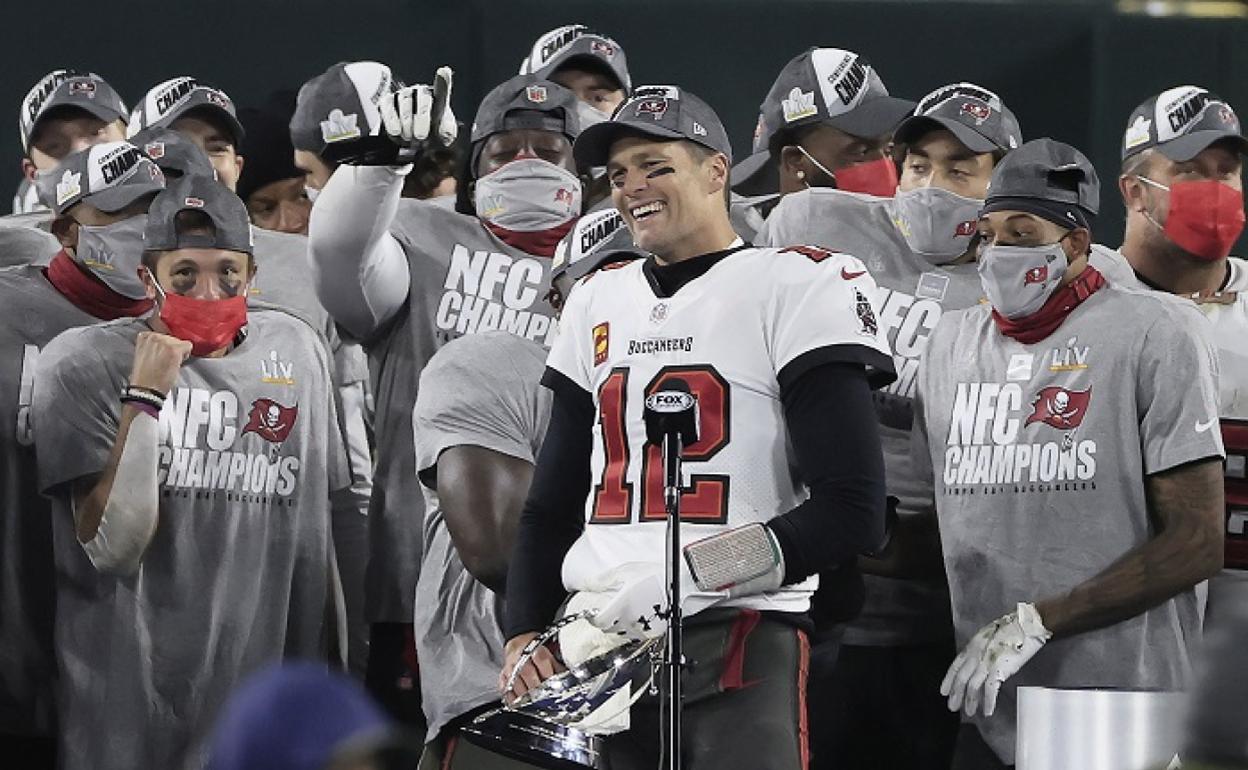 Tom Brady celebra el pase a la Super Bowl con sus compañeros de equipo. 