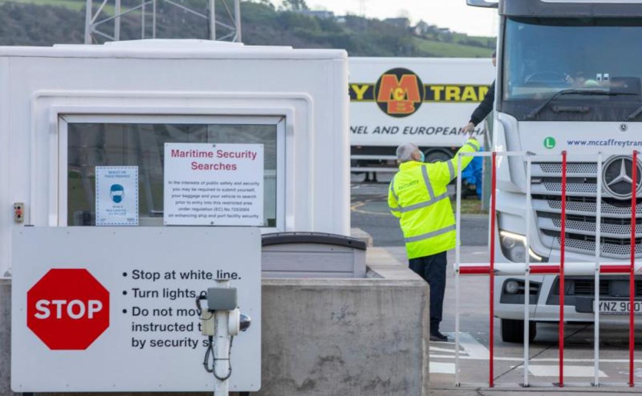 Un empleado verifica un cargamento en el puerto de Larne, en Irlanda del Norte.