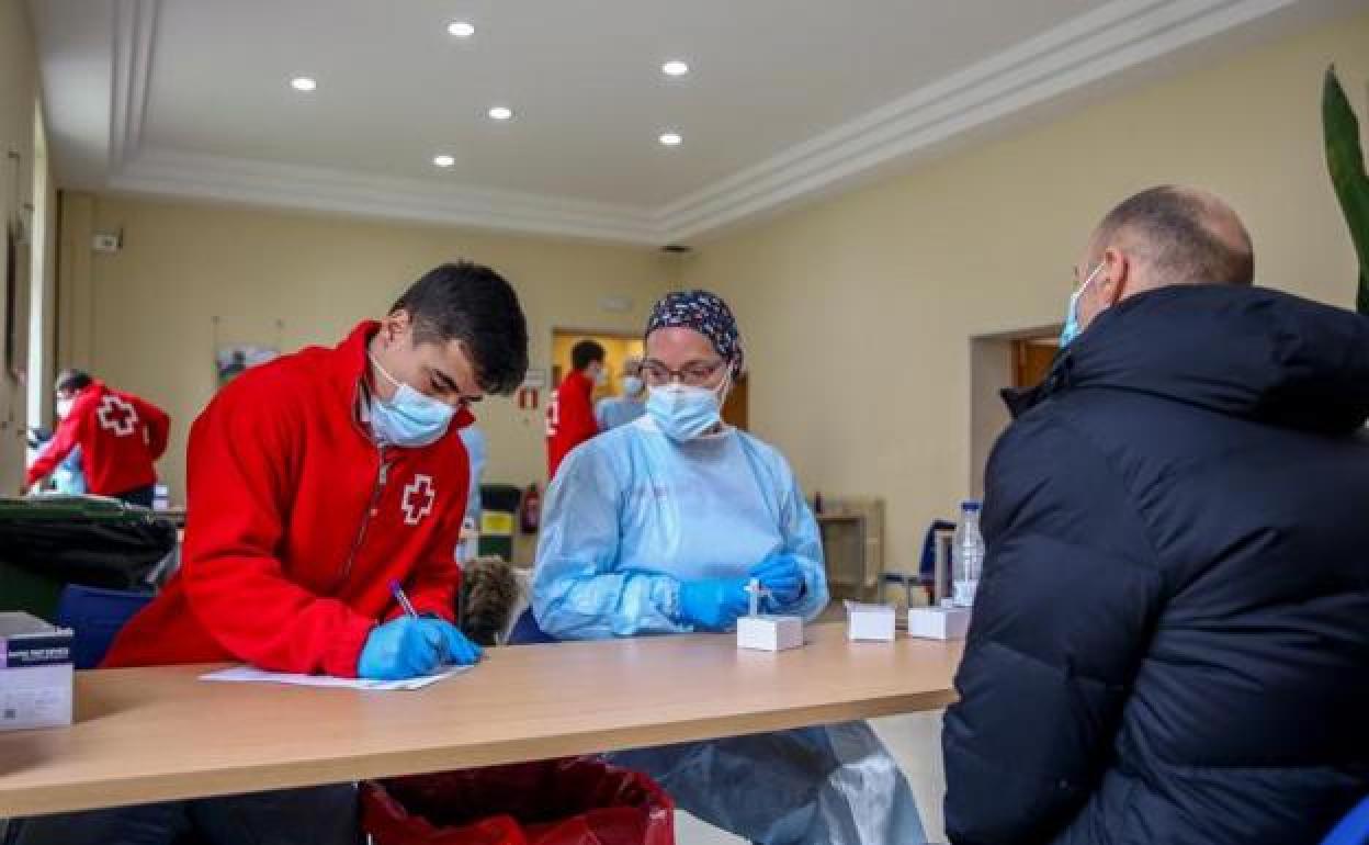 Andalucía suma 105 muertes y 5.150 casos y sitúa su tasa por debajo de 850