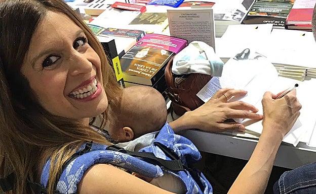 Cristina Rojas firmando ejemplares de su obra 'Felicidad', finalista a los Max a mejor autoría revelación.