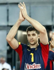 Imagen secundaria 2 - Arriba, Daniel Falasca en un remate en el pabellón de Pizarra. Sobre estas líneas, Miguel Ángel y Guillermo 