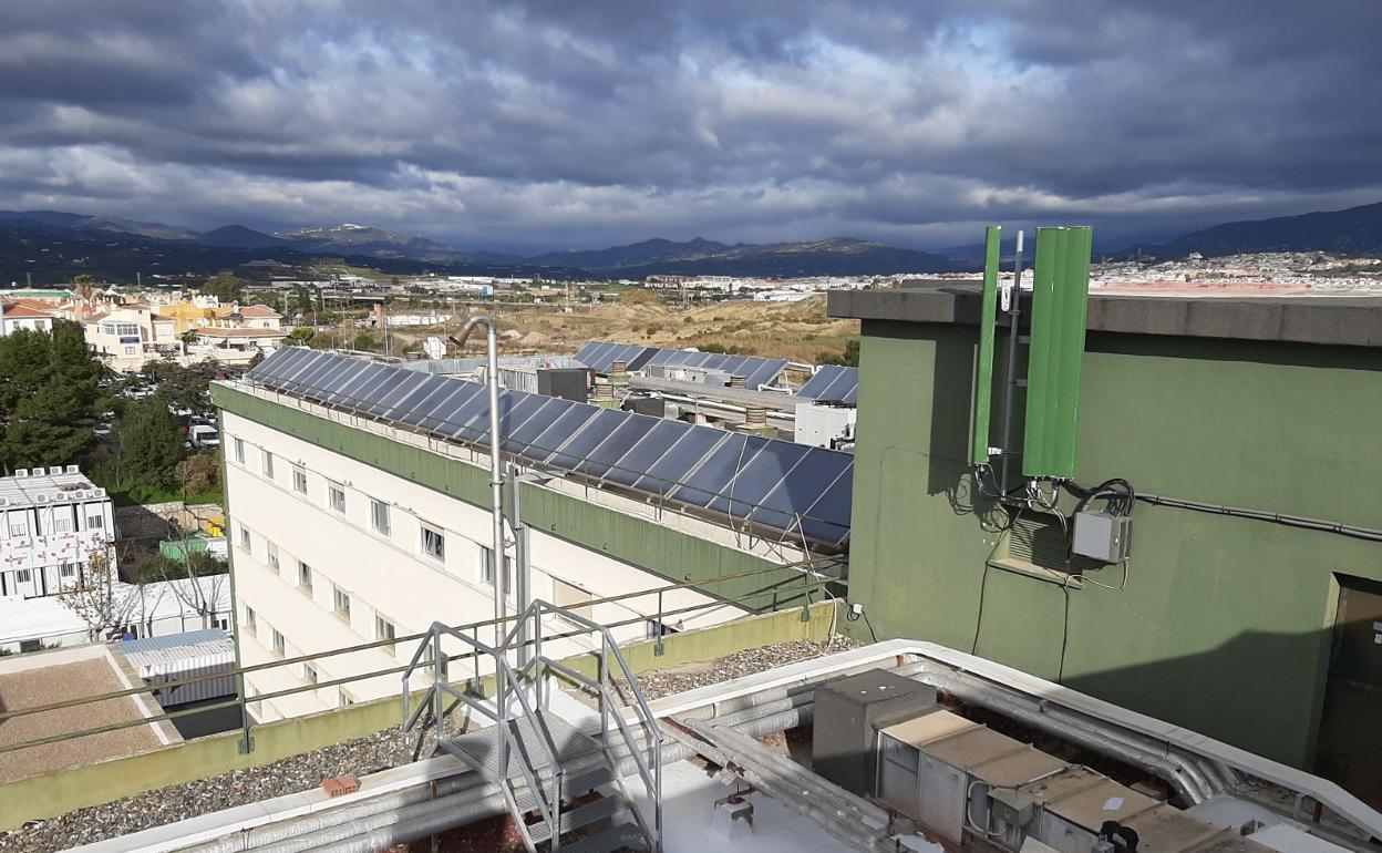 Placas solares instaladas en una de las cubiertas del centro sanitario de la Axarquía. 