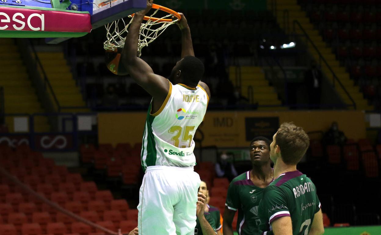 El mate del senegalés del Betis NDoye, ante Nzosa y Abromaitis, con 25 puntos en el triunfo por 111-114. 