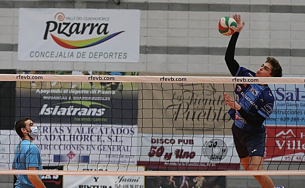 Imagen principal - Arriba, Daniel Falasca en un remate en el pabellón de Pizarra. Sobre estas líneas, Miguel Ángel y Guillermo 