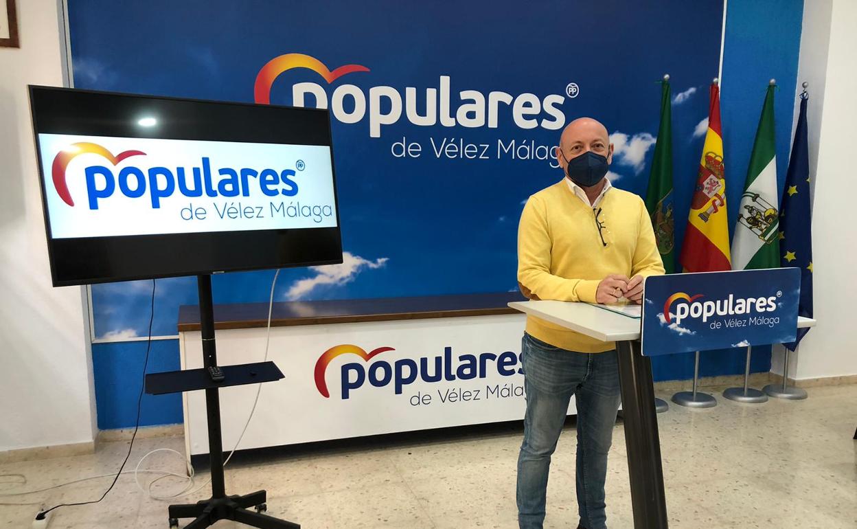 El edil del PP veleño Jorge Pérez, en la sede de su partido. 