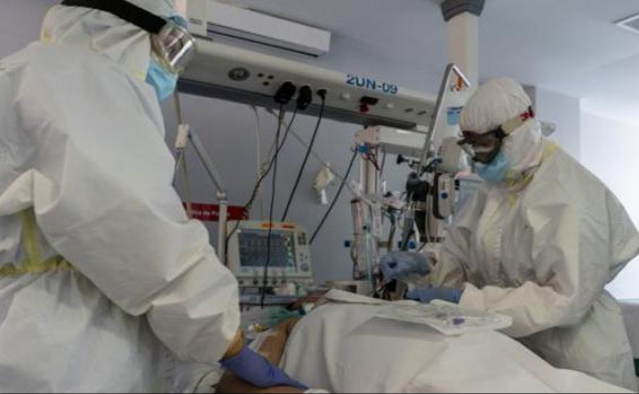 Andalucía registra la mayor bajada de contagios y hospitalizaciones de la semana, pero suben los ingresos en UCI