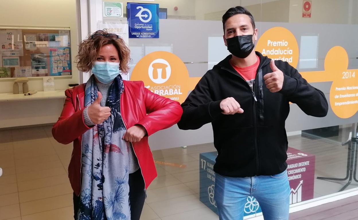 Cristóbal Soto celebra con Rosario García su reincoporación al mercado laboral. 