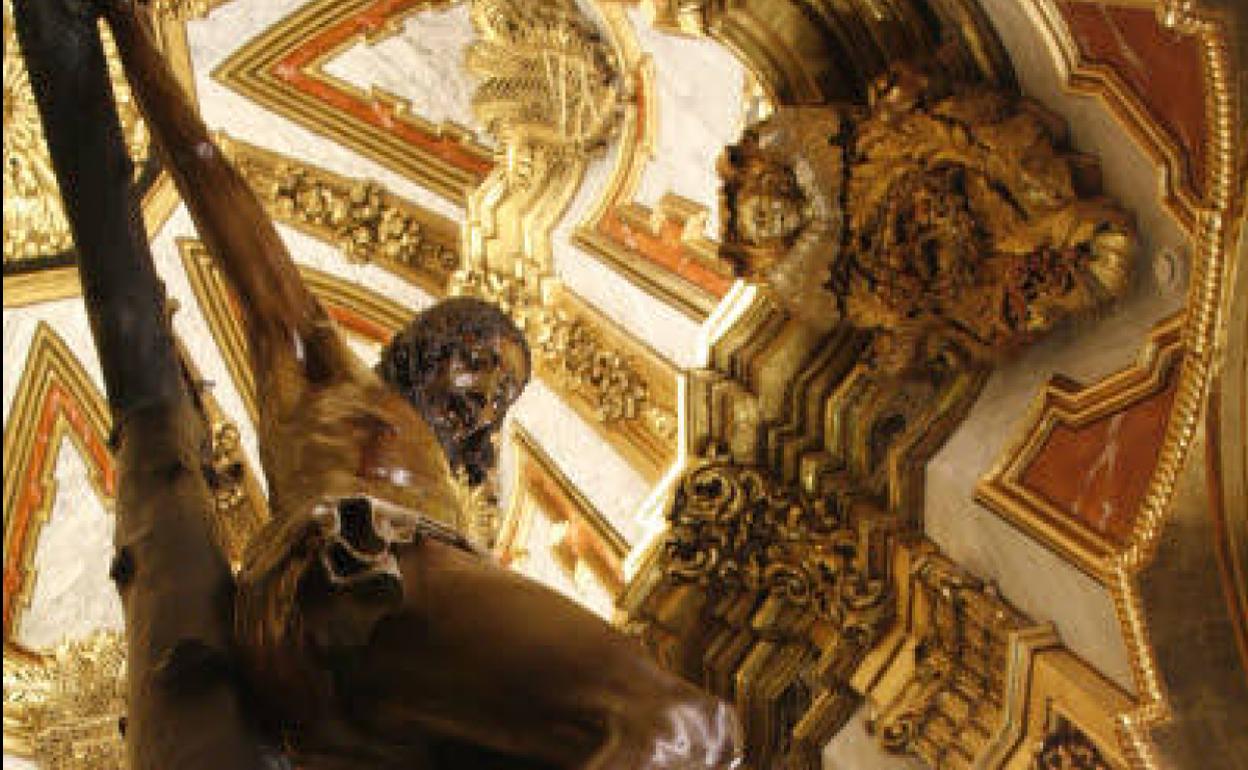 El Cristo de la Buena Muerte, en el camarín de su capilla en Santo Domingo. 