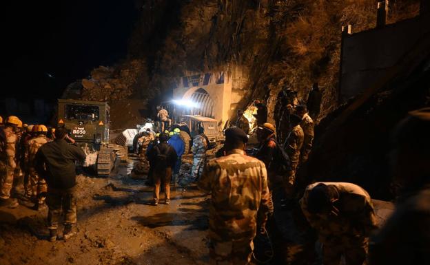 Los equipos de rescate trabajan en el túnel donde quedaron atrapadas 34 personas.