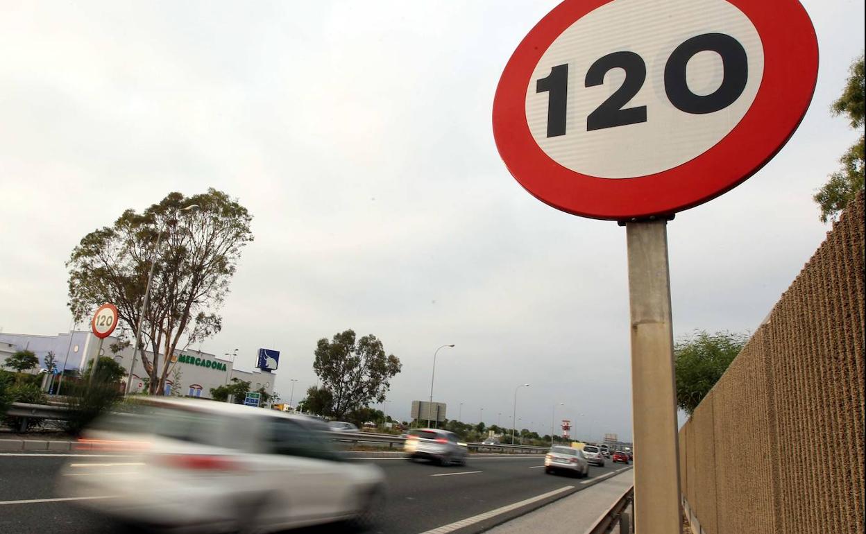Si se permite ir a 120 por autovía, ¿por qué hay que reducir la marcha en ciertos tramos?