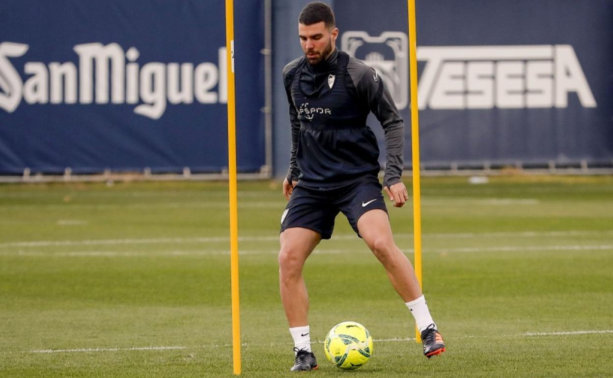 El defensa Alexander González durante un entrenamiento con el Málaga. 