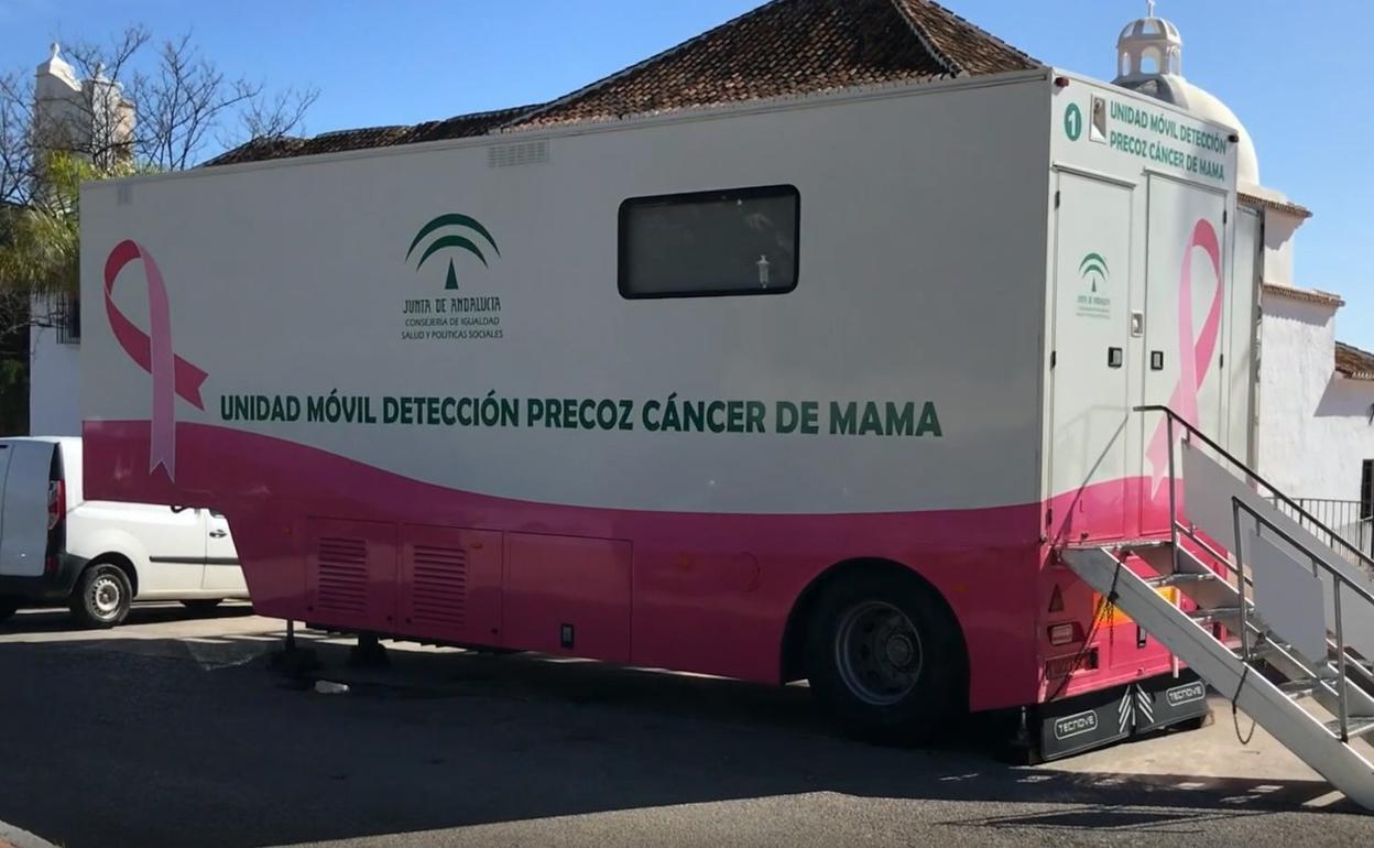 Imagen de la unidad móvil de detección precoz del cáncer de mama en Torrox. 