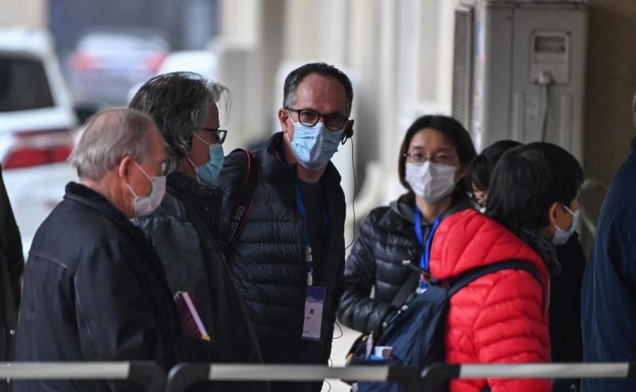 Miembros del equipo de expertos de la OMS, en Wuhan. 