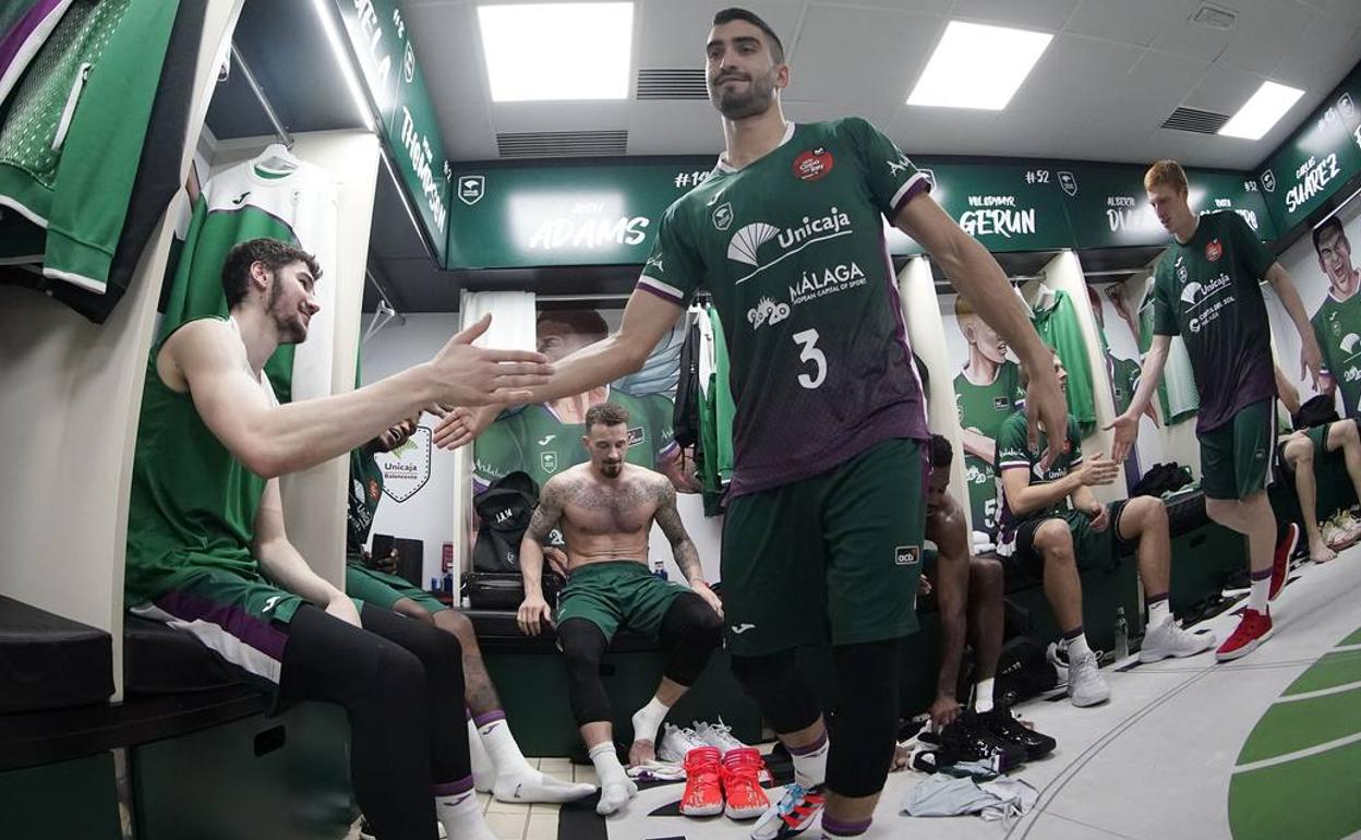 Jaime Fernández saluda a Brizuela en el vestuario tras alcanzar la final de la Copa de 2020 celebrada en Málaga. 