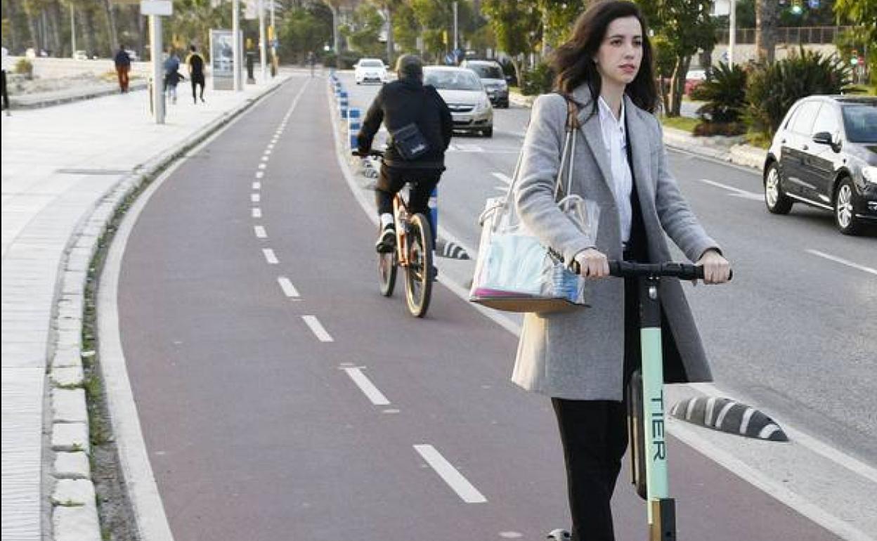 Una usuaria en un patinete de alquiler en Málaga. 