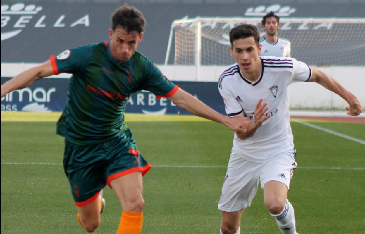 Nacho (derecha) persigue el balón en un partido. julio rodríguez