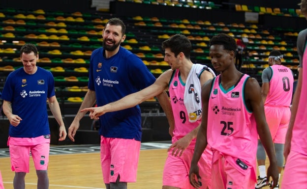 Mirotic y el argentino Bolmaro bromean antes de un partido de esta temporada. 