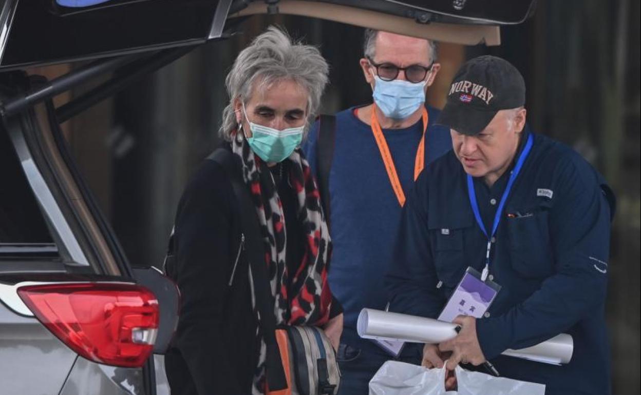 Peter Daszak, en primer plano, junto a otros miembros del grupo de expertos de la OMS.