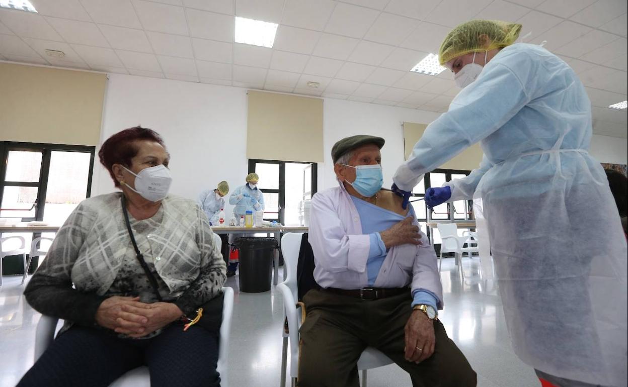 Una de las personas de más de 80 años vacunadas ayer en Ronda. 