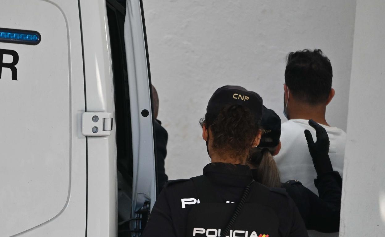 Los detenidos, ayer, al pasar a disposición judicial en Marbella. 