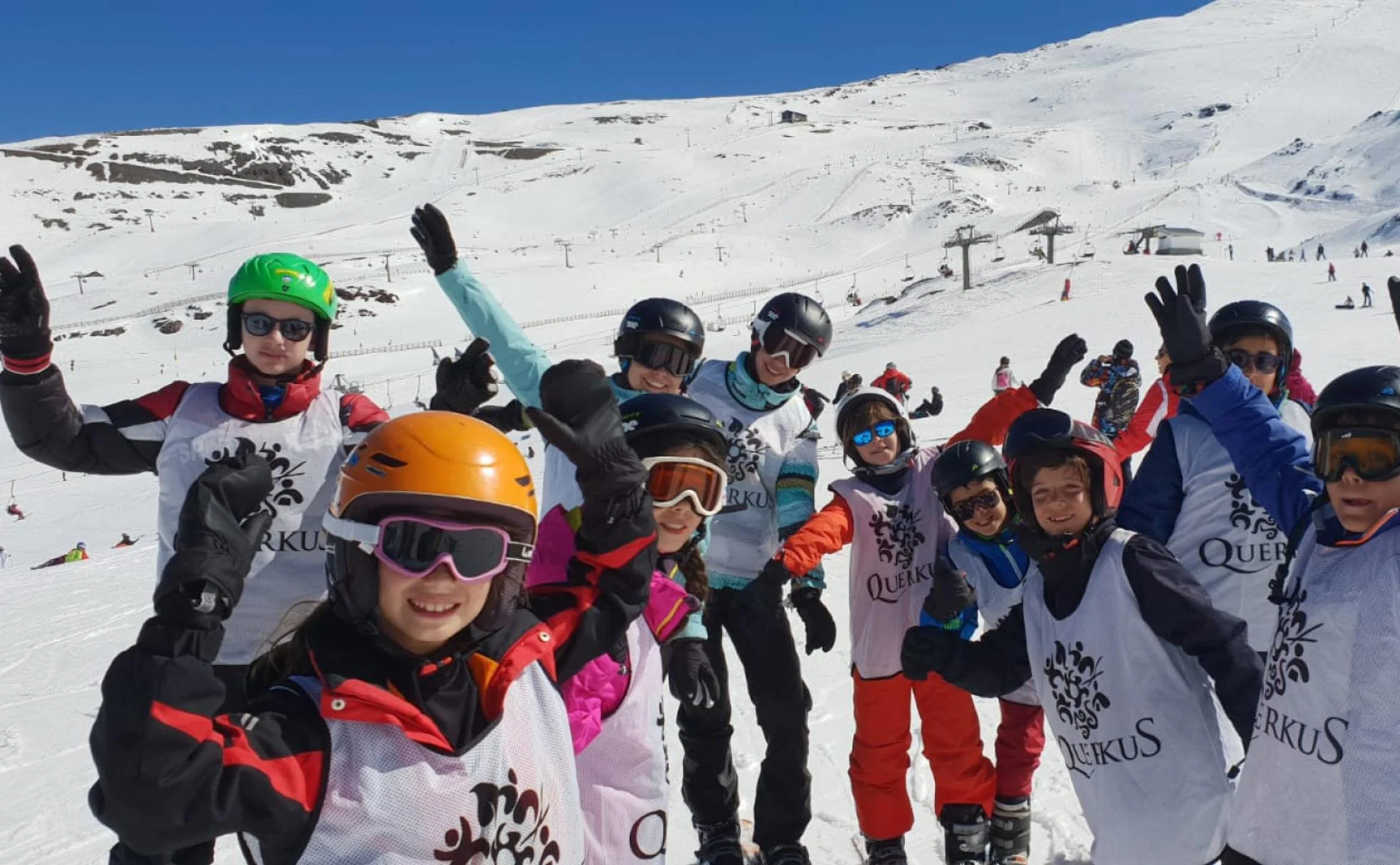 Un grupo de escolares, durante unas clases de esquí en Sierra Nevada. 
