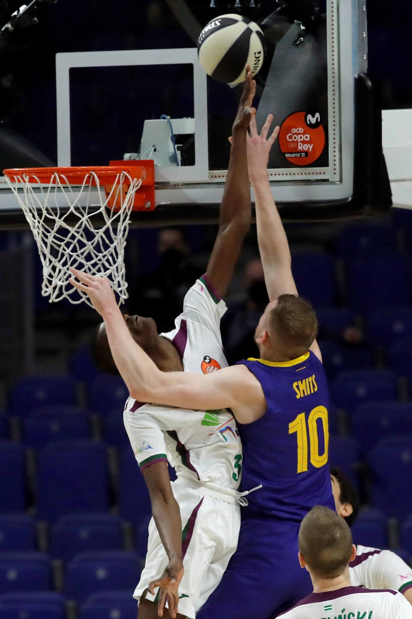 Nzosa, que ayer hizo historia con el Unicaja, busca taponar a Smits. 