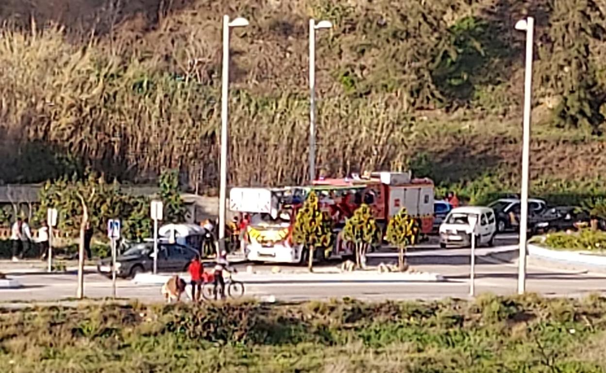 Bomberos y Policía Nacional y Local, este sábado en la zona del suceso. 