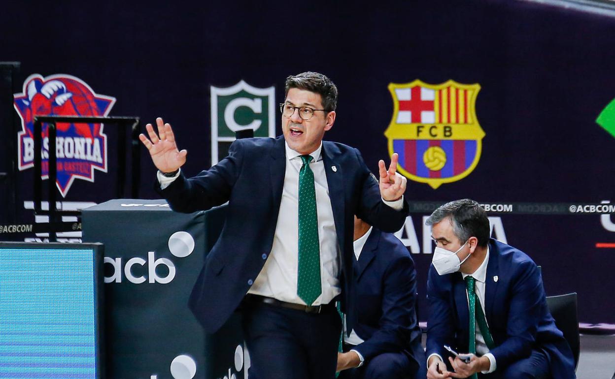 El entrenador del Unicaja, Fotis Katsikaris, en el partido ante el Barcelona. 