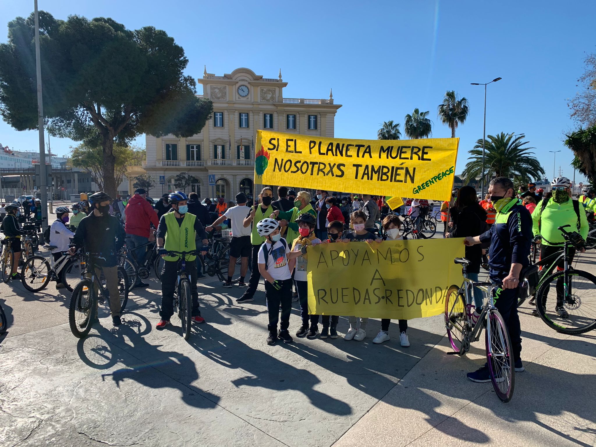 Más de un millar de ciclistas reclaman carriles bici segregados del tráfico durante una 'bicifestación' celebrada en la capital