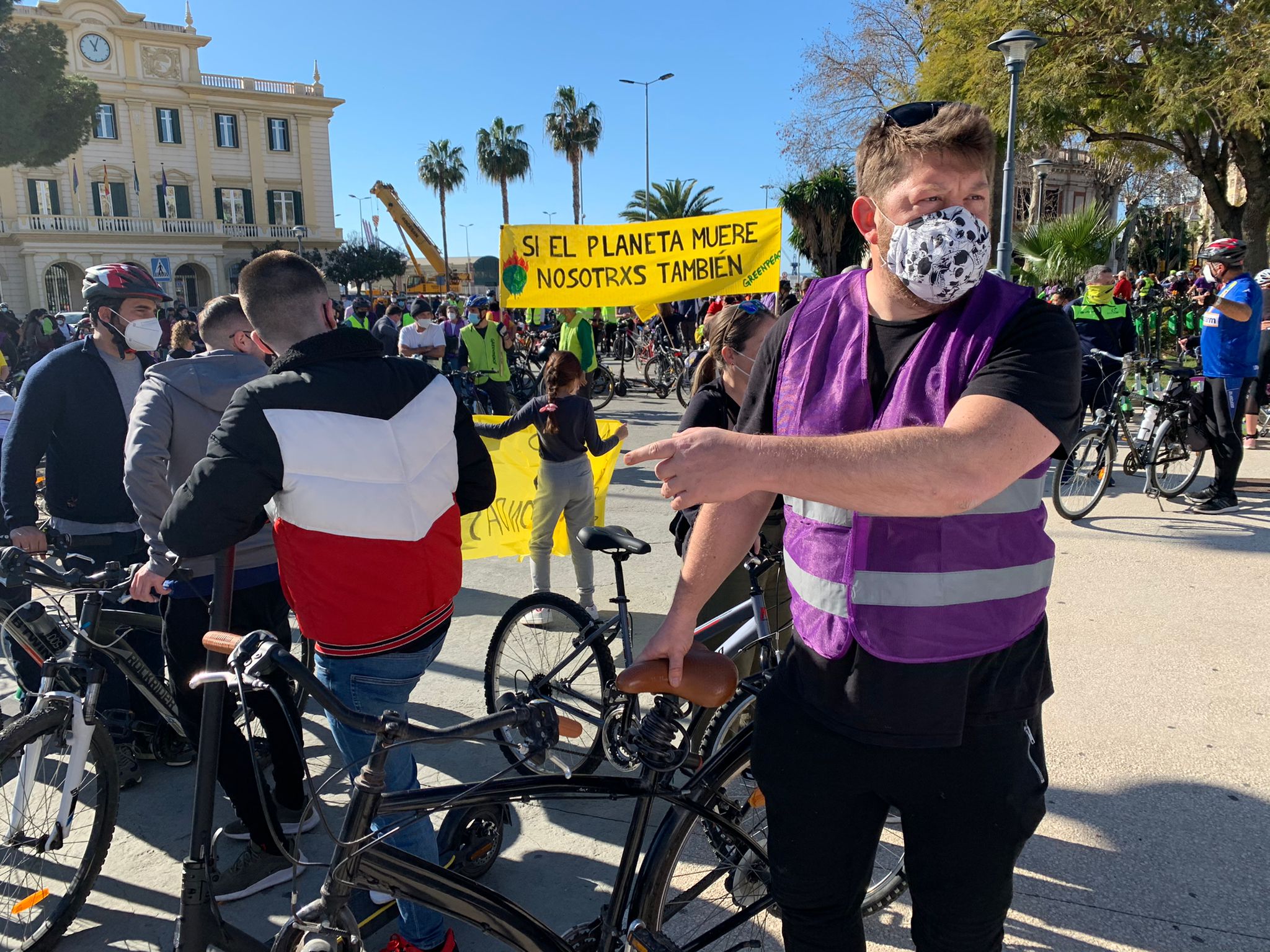 Más de un millar de ciclistas reclaman carriles bici segregados del tráfico durante una 'bicifestación' celebrada en la capital