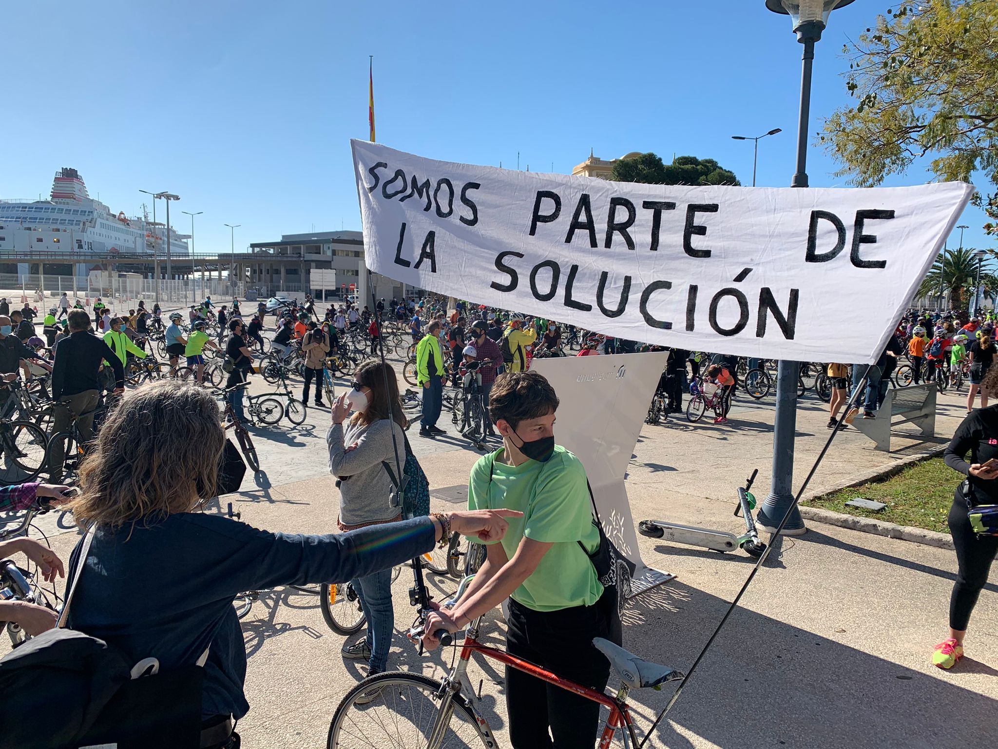 Más de un millar de ciclistas reclaman carriles bici segregados del tráfico durante una 'bicifestación' celebrada en la capital
