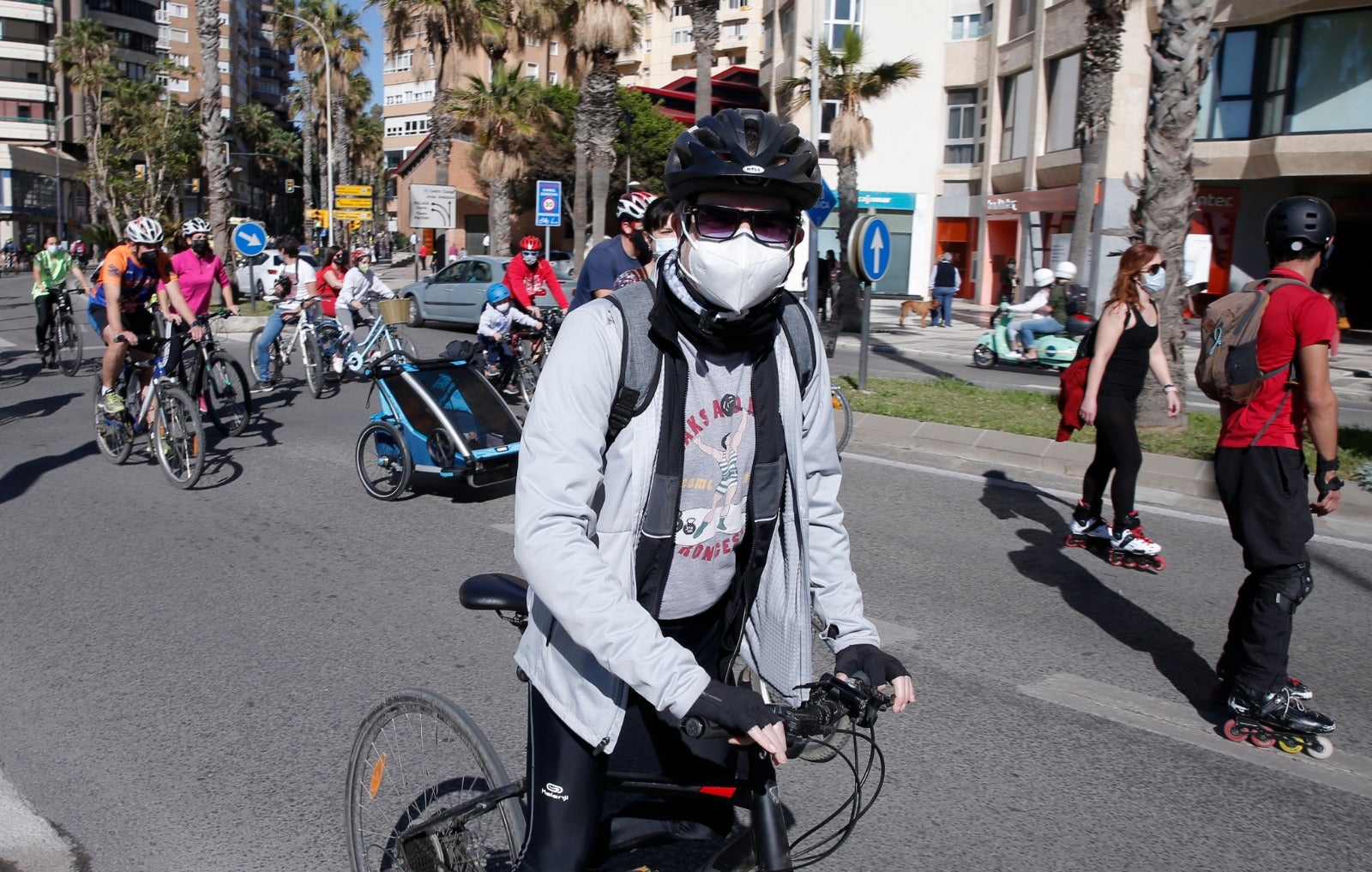 Más de un millar de ciclistas reclaman carriles bici segregados del tráfico durante una 'bicifestación' celebrada en la capital