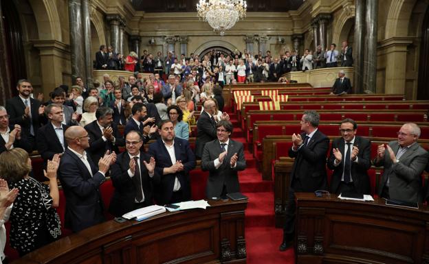 La mayoría de los diputados presentes en el Parlamento de Cataluña el 6 de septiembre de 2017 aplauden tras votar la ley para formalizar sus planes para un referéndum el 1 de octubre