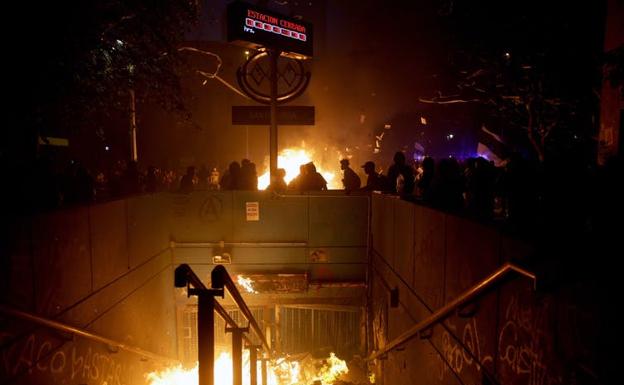 Las protestas contra la desigualdad y el gobierno de Piñera comenzaron tras la subida del precio del metro. EPA-EFE