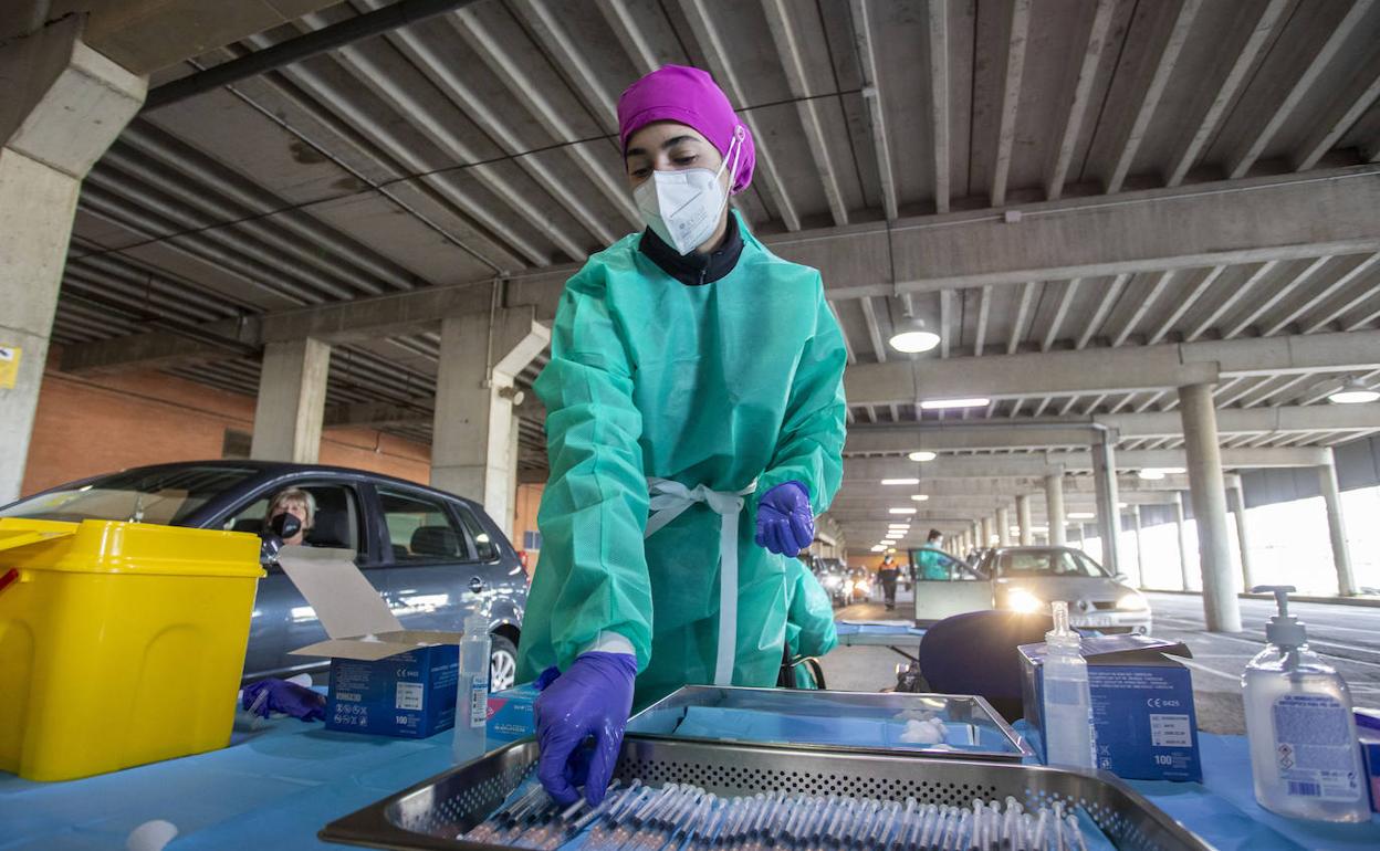 Más de 14.000 profesionales sanitarios y sociosanitarios se forman para la vacunaciones masivas en Andalucía