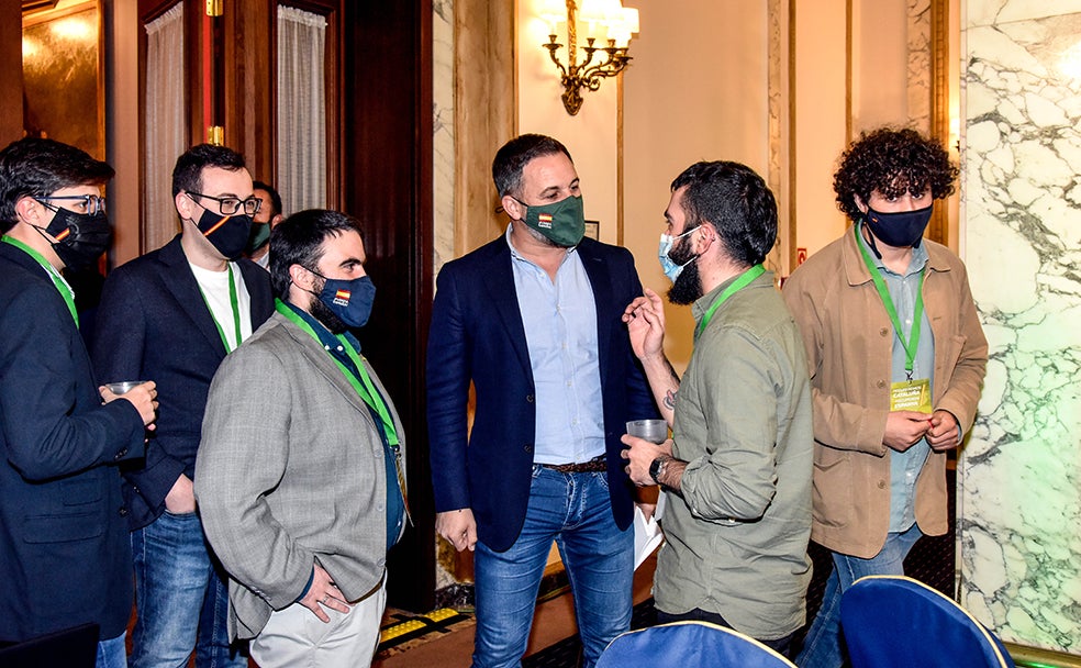 El líder de Vox, Santiago Abascal, a su llegada a la sede de su partido desde donde seguirá el recuento obtenido de los comicios catalanes durante la noche electoral del 14-F, en Barcelona