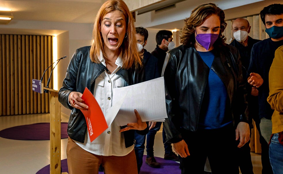 La candidata de En Comú Podem, Jessica Albiach (i), acompañada por la alcaldesa de Barcelona, Ada Colau, tras su comparecencia ante los medios de comunicación para valorar los resultados en la elecciones catalanas .