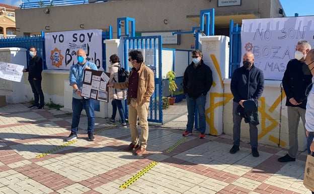 Un momento de la concentración que ha tenido lugar este lunes a las puertas del instituto rinconero. 