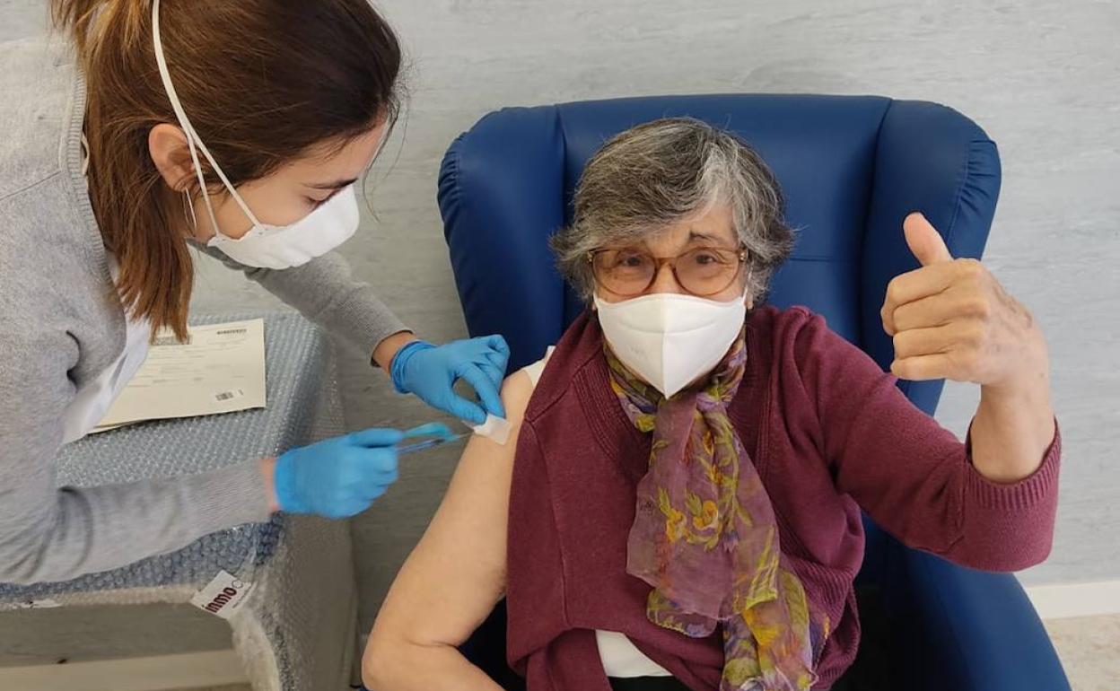 Las vacunas de la covid-19 llegan a los centros de salud, que comienzan a llamar a los mayores de 80 años | diario sur