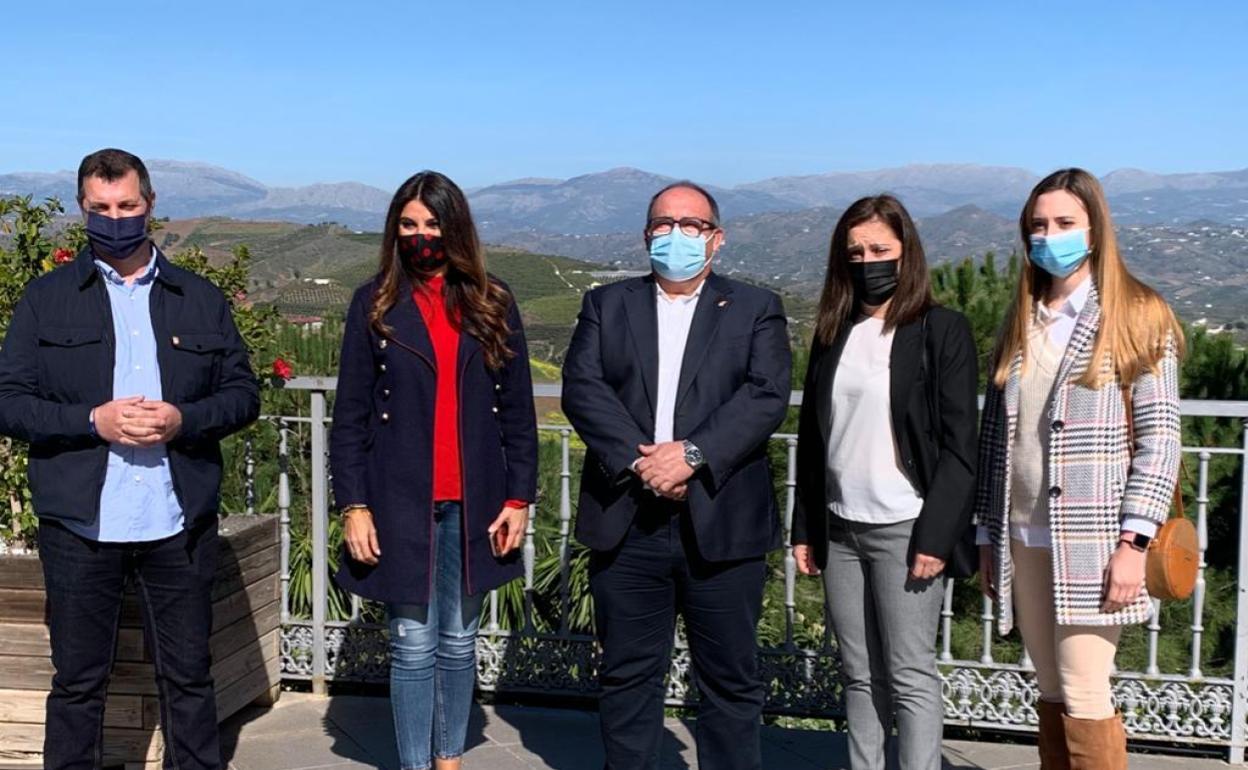 La delegada de Turismo, Nuria Rodríguez, y el alcalde iznateño, Gregorio Campos, este martes. 