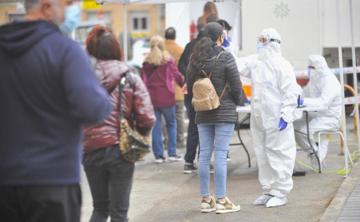 Andalucía baja su tasa a 451, suma 113 muertos y 972 nuevos casos, la menor cifra diaria en mes y medio