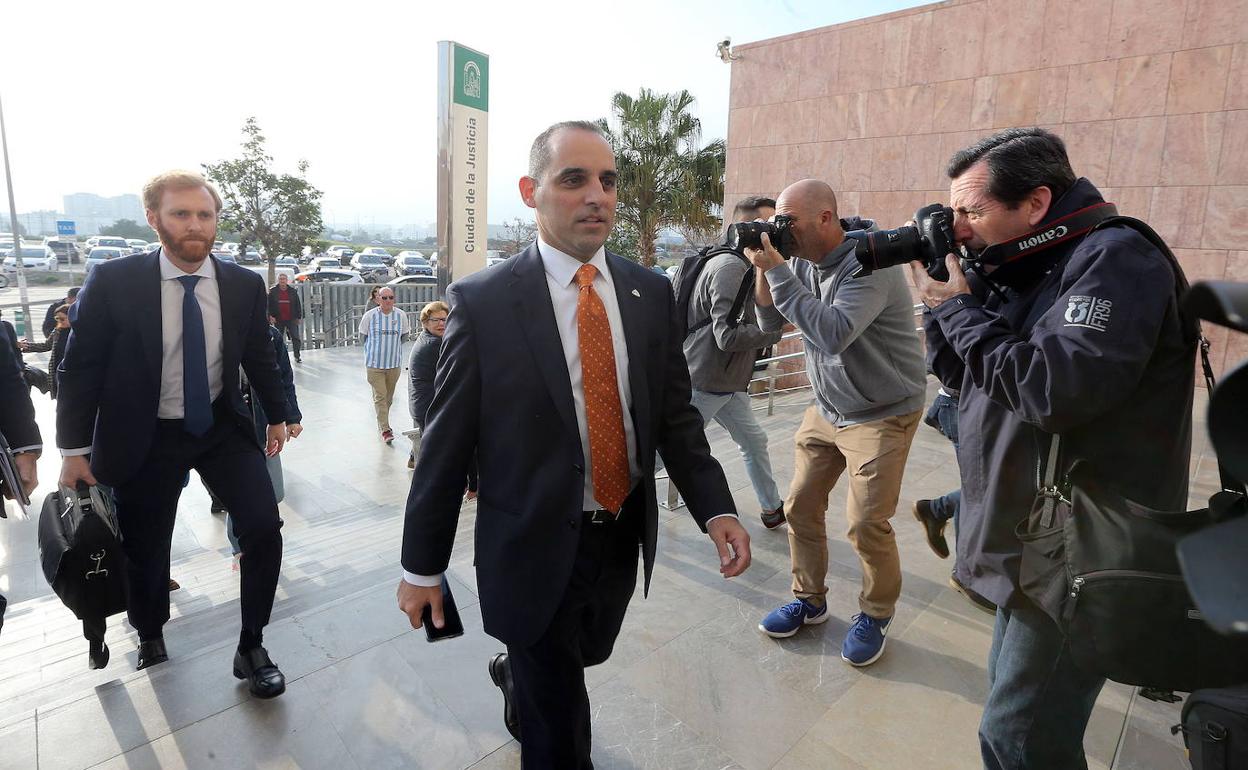 Richard Shaheen, a su llegada a la Ciudad de la Justicia. 