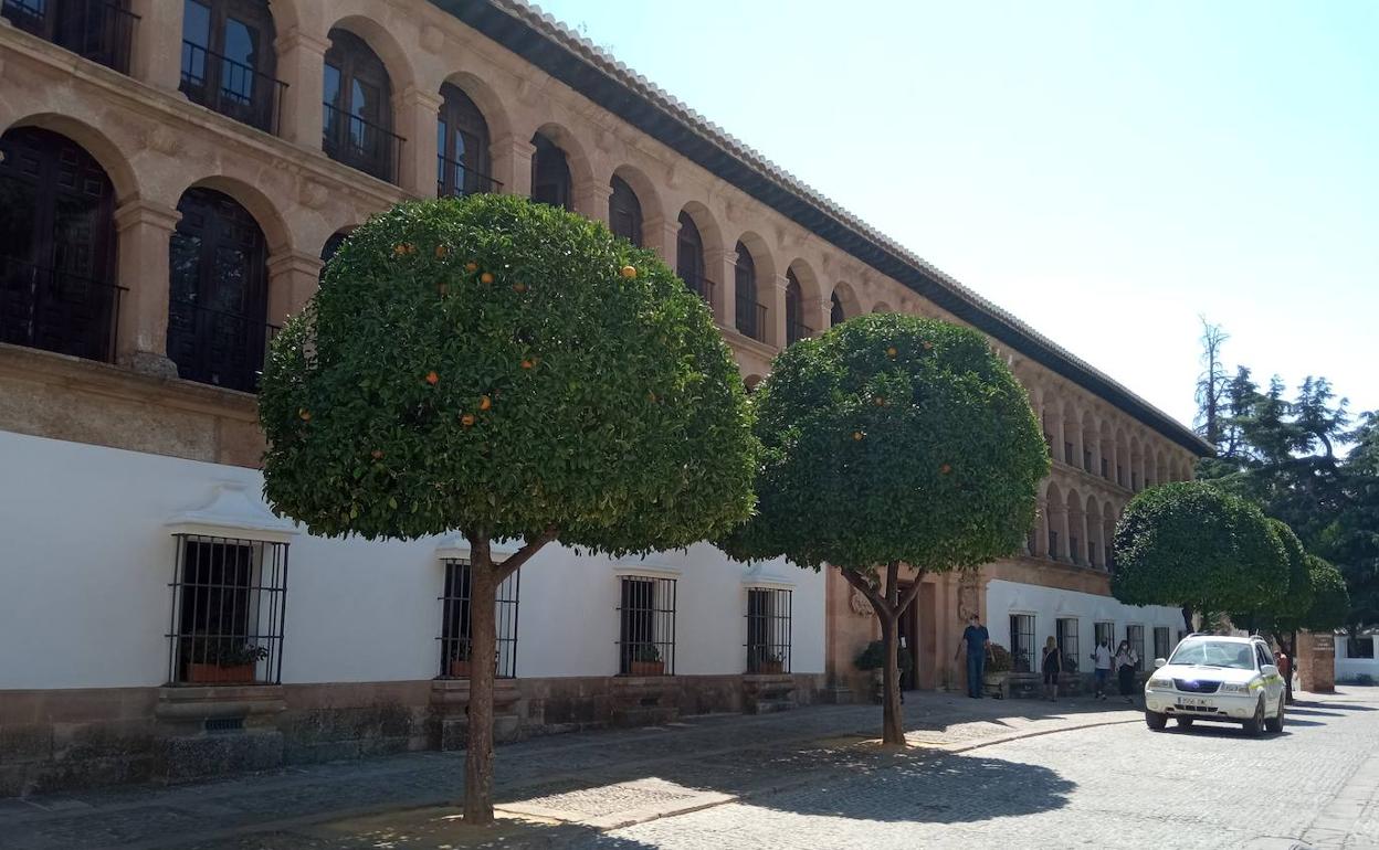 Sindicatos rechazan recortar mejoras sociales a la plantilla del ayuntamiento | diario sur
