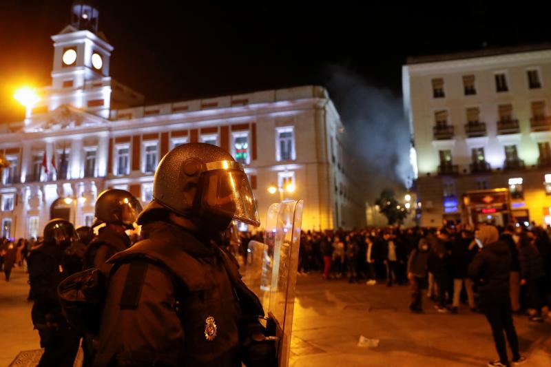 La Policía trata de calmar los ánimos en la Puerta del Sol de Madrid.