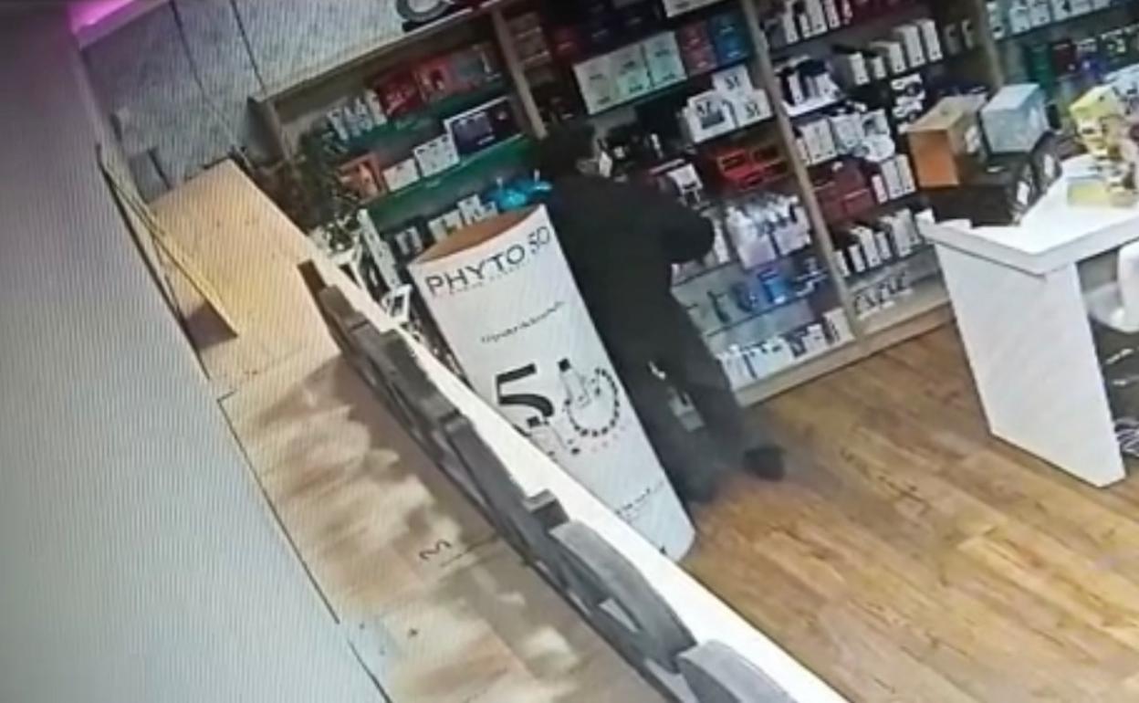 Un ladrón se ceba con una farmacia de Ciudad Jardín y roba en ella por tercera vez