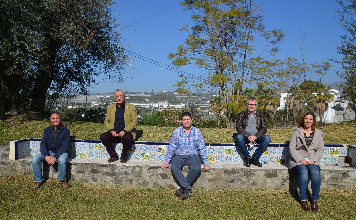 Iñaki Hormaza, Antonio Heredia, Jesús Navas, Gonzalo Claros y Sonia Osorio, en los jardines de la estación experimental La Mayora. 